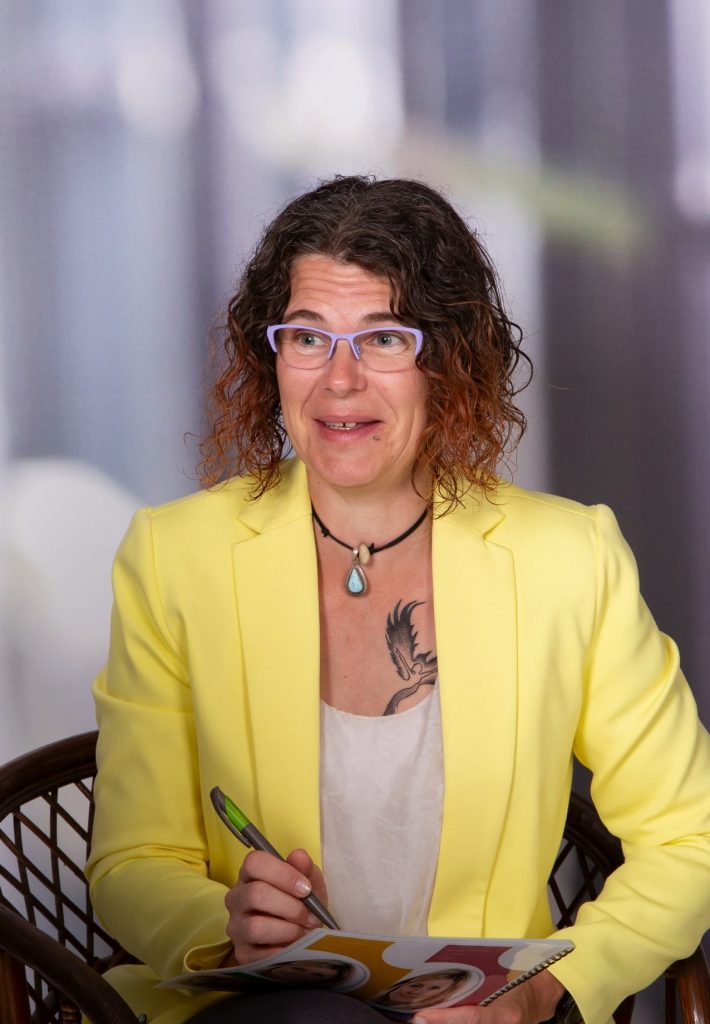 Frau im gelben Blazer