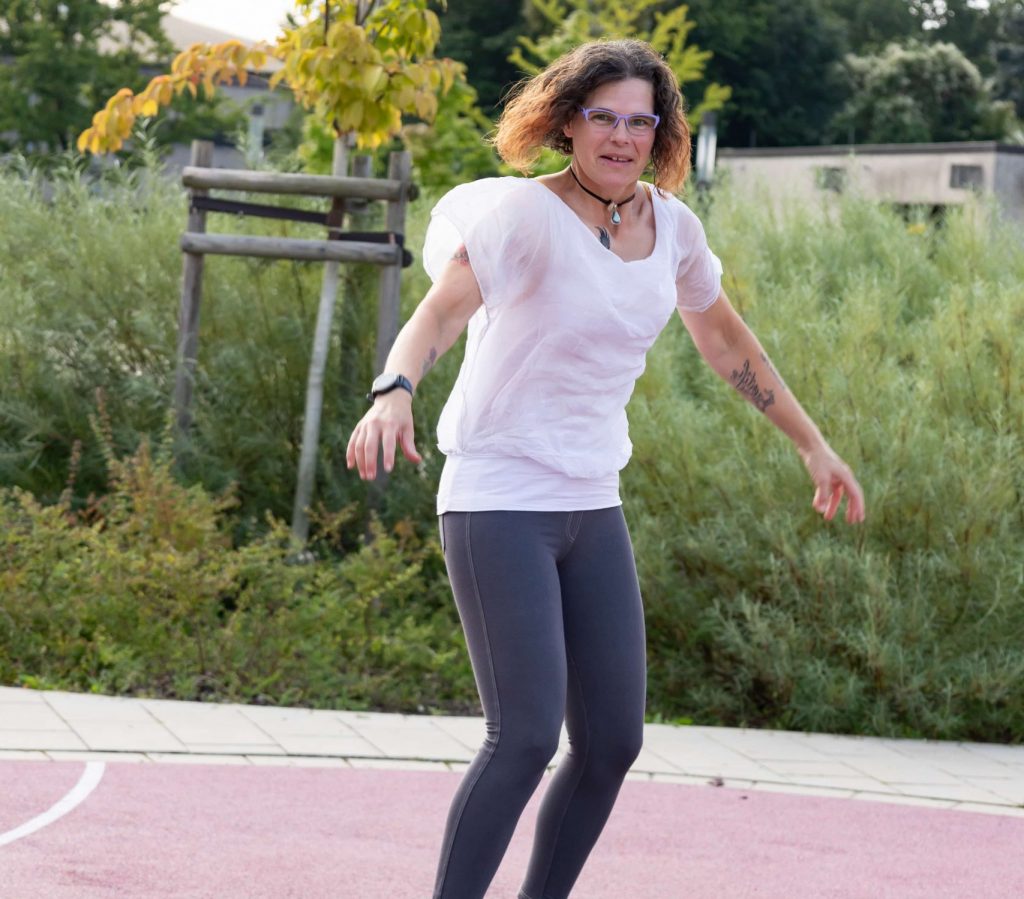 Frau springt auf Trampolin