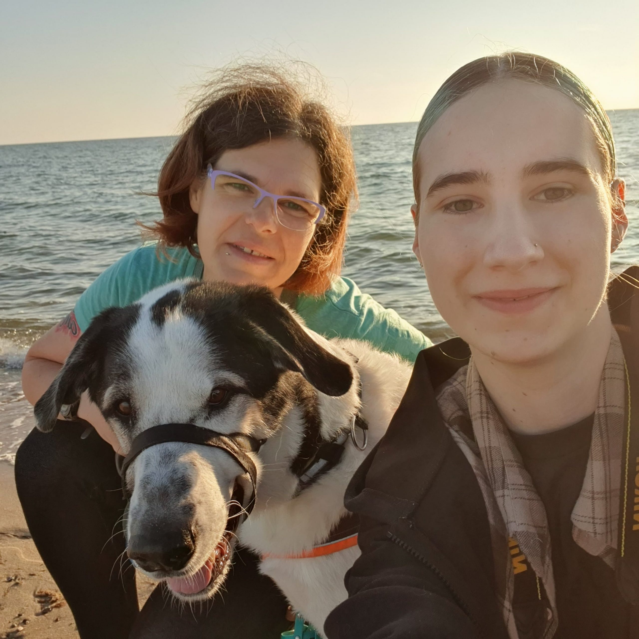 zwei Frauen mit Hund am Meer